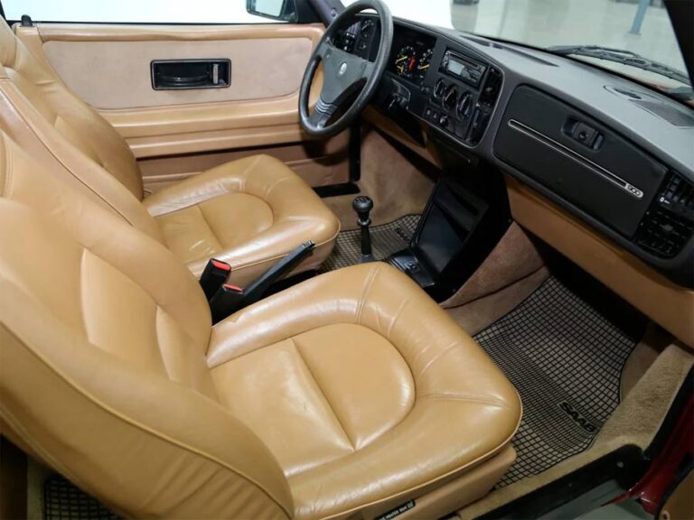 Saab 900 Interior