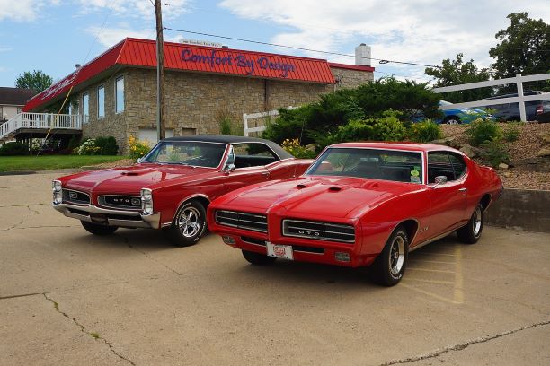 '66 and '69 Pontiac GTO (Greg Gjerdin) / Wikipedia.org